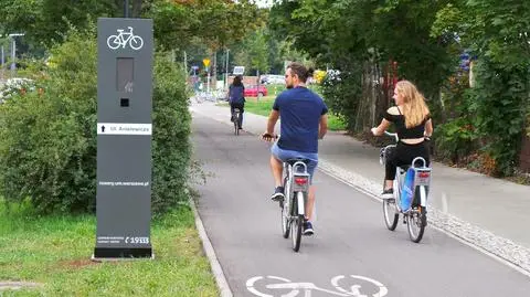 Drogowcy ustawili totem dla rowerzystów. "Mierzy prędkość"