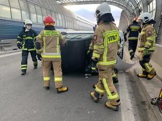 Samochód uderzył w bariery na trasie S8