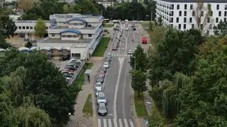 Ogromna kolejka do badań w punkcie drive-thru na Białołęce