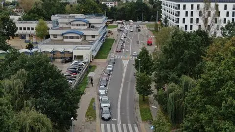 Sznur aut w kolejce do badań drive-thru. "Cztery godziny stoją, żeby wykonać test"