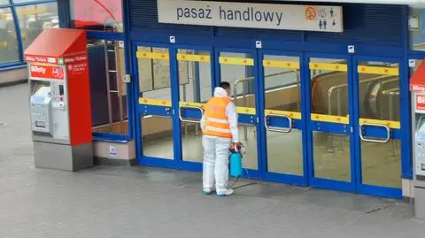 Zamknięto trzy stacje metra w centrum. "Pasażer złamał zasady kwarantanny"