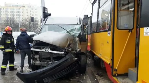 Samochód dostawczy zderzył się z tramwajem