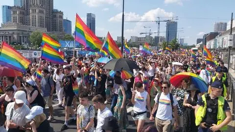 Żar z nieba, tęczowe flagi. Parada Równości przeszła przez Warszawę. Policja: było spokojnie