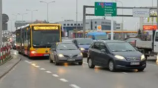 Zderzenie dwóch aut w Alejach Jerozolimskich