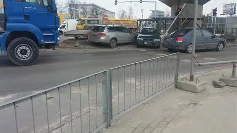 Uszkodzone znaki po zderzeniu dwóch aut na Marsa