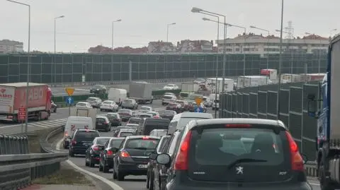 Znów wielki korek na trasie S2. Dwa zderzenia, pięć samochodów