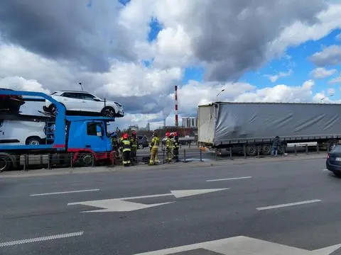 Jedna z ciężarówek przewoziła samochody osobowe