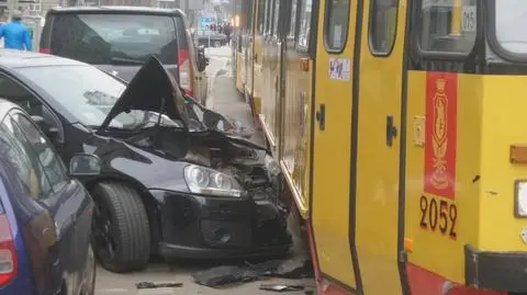 Auto uderzyło w tramwaj. Utrudnienia na Nowowiejskiej