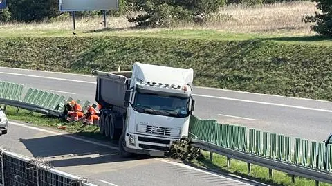 W ciężarówce pękło koło, auto uderzyło w bariery 