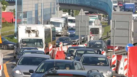 Kierowcy w korku, pasażerowie na piechotę. Remont wiaduktu