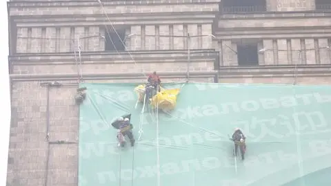 Rozwiesili plakat na Pałacu Kultury. Aktywiści Greenpeace już na wolności