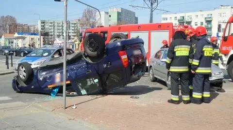 Zderzenie i dachowanie taksówki na Bemowie