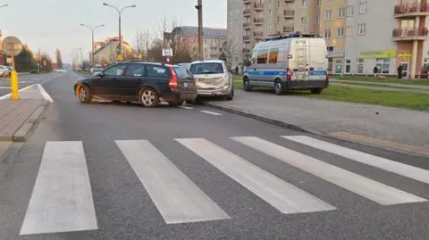 Pijany potrącił pieszą, potem uderzył w zaparkowane auto
