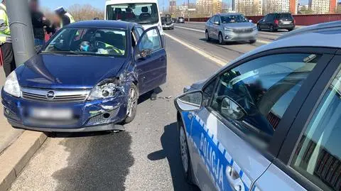 Zderzenie trzech aut na moście Śląsko-Dąbrowskim. Jeden z kierowców uciekł