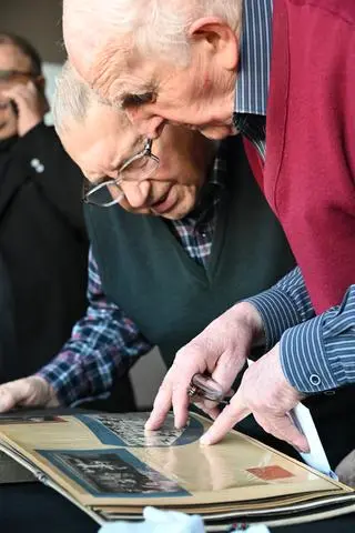 Spotkanie z osobami, które rozpoznały się na zdjęciach z lat 60. i 70.