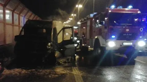 Pożar busa na estakadzie na Marsa. "Ogień w komorze silnika i kabinie"