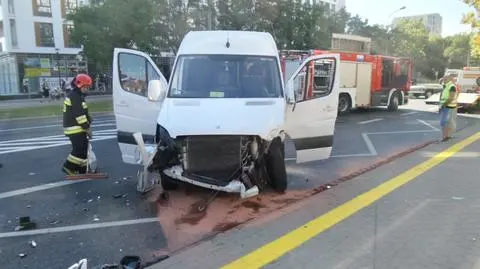 Zderzenie auta osobowego z busem na Ursynowie. Jedna osoba ranna