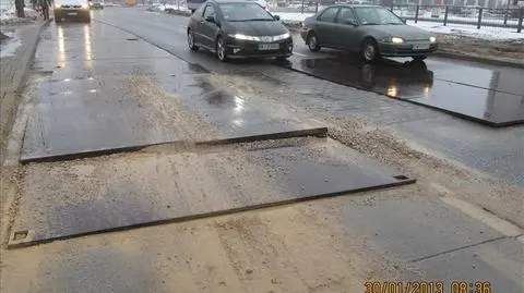 Metalowe płyty na Kondratowicza. "Mogą powodować zagrożenie"