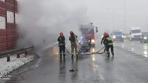 Samochód płonął na ruchliwej trasie. "Cały pojazd objęty ogniem"