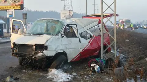 Bus dachował pod Nadarzynem. Siedem osób rannych