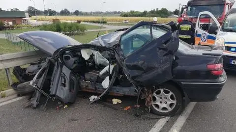 "Czołowe zderzenie" dwóch samochodów nad A2