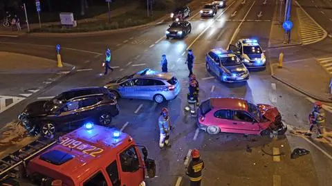 Pościg za kierowcą zakończył się jego kolizją z innym autem