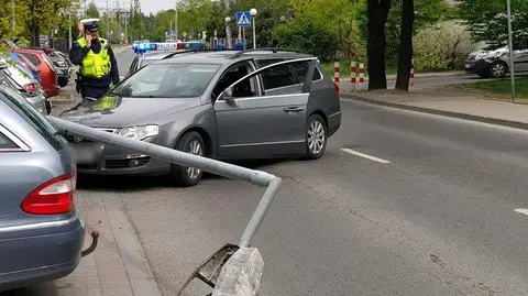 Ściął latarnię, uszkodził trzy auta. "Miał prawie dwa promile alkoholu"