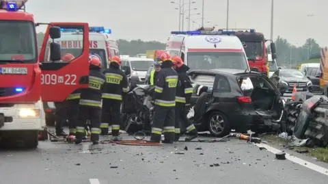 Wypadek na obwodnicy Warszawy: dwie osoby zakleszczone, trzy ranne