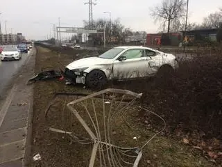 Uszkodzone bariery w Prymasa Tysiąclecia 