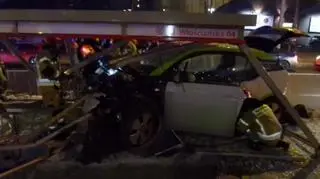 Auto wjechało w przystanek na Broniewskiego