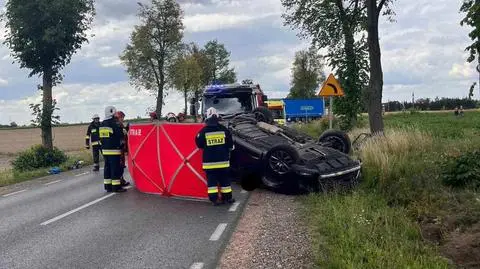 Kierowca nie żyje, roczny chłopiec i siedmioletnia dziewczynka są ranni. Śledztwo w sprawie wypadku