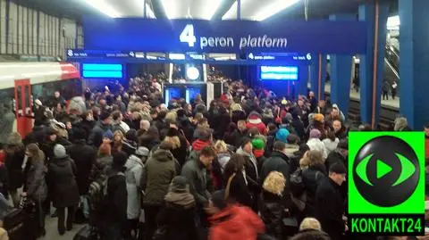 Tłum na peronach, opóźnienia. Piątkowe problemy pasażerów