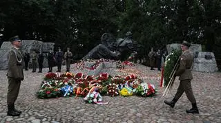 Uroczystość przy pomniku "Polegli-Niepokonani"