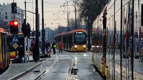 Koparka zerwała sieć trakcyjną. Do Wilanowa nie jeździły tramwaje