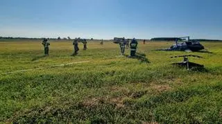 Śmigłowiec po awaryjnym lądowaniu jest mocno uszkodzony