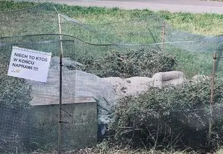 Zniszczyli ją wandale, od trzech miesięcy leży w trawie