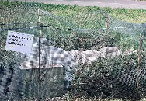 Zniszczyli ją wandale, od trzech miesięcy leży w trawie