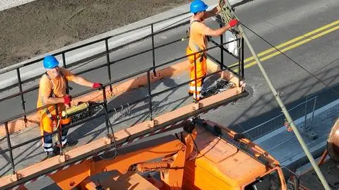 Rozwieszanie sieci trakcyjnej tramwaju do Wilanowa