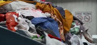 20 razy więcej śmieci z ubrań. Ekspertka: system nie działa