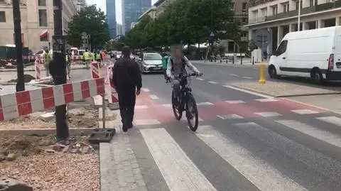 Zamknęli chodnik. Piesi chodzą pasem rowerowym pod prąd