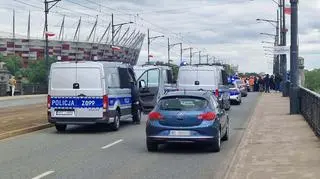 Aktywiści Ostatniego Pokolenia przykleili się do jezdni 
