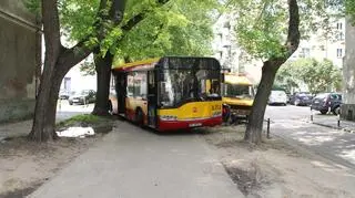 Pod autobusem zapadła się studzienka