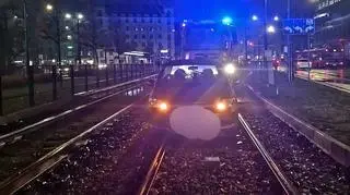 Auto utknęło na torowisku tramwajowym