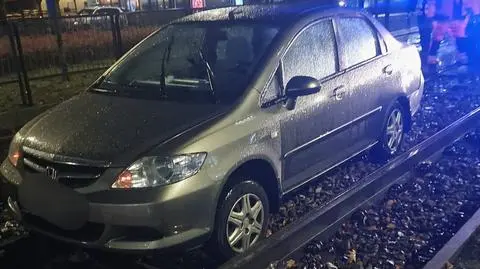 Utknęła na torowisku tramwajowym. "Była przekonana, że to droga"