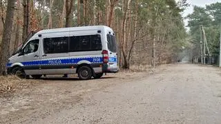 Policja na ulicy Werbeny w Józefowie, gdzie doszło do napadu na dom jednorodzinny