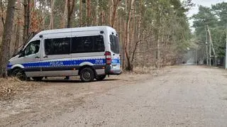 Policja na ulicy Werbeny w Józefowie, gdzie doszło do napadu na dom jednorodzinny