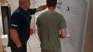 Czynności policji z podejrzanymi po wypadku na Wisłostradzie
