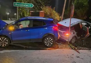 Zderzenie aut na skrzyżowaniu, dwie pasażerki w szpitalu