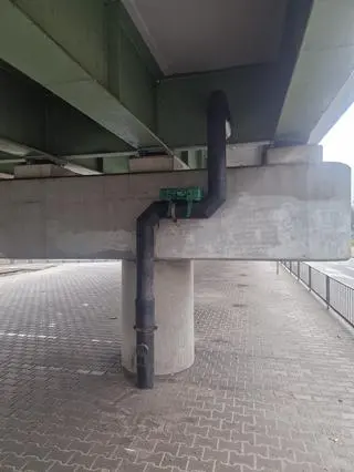 Walizka pod wiaduktem przy Rondzie Starzyńskiego