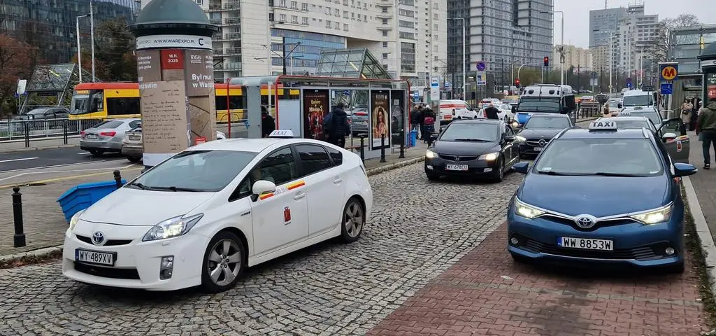 Warszawa bez Centralnego i 10 stacji metra